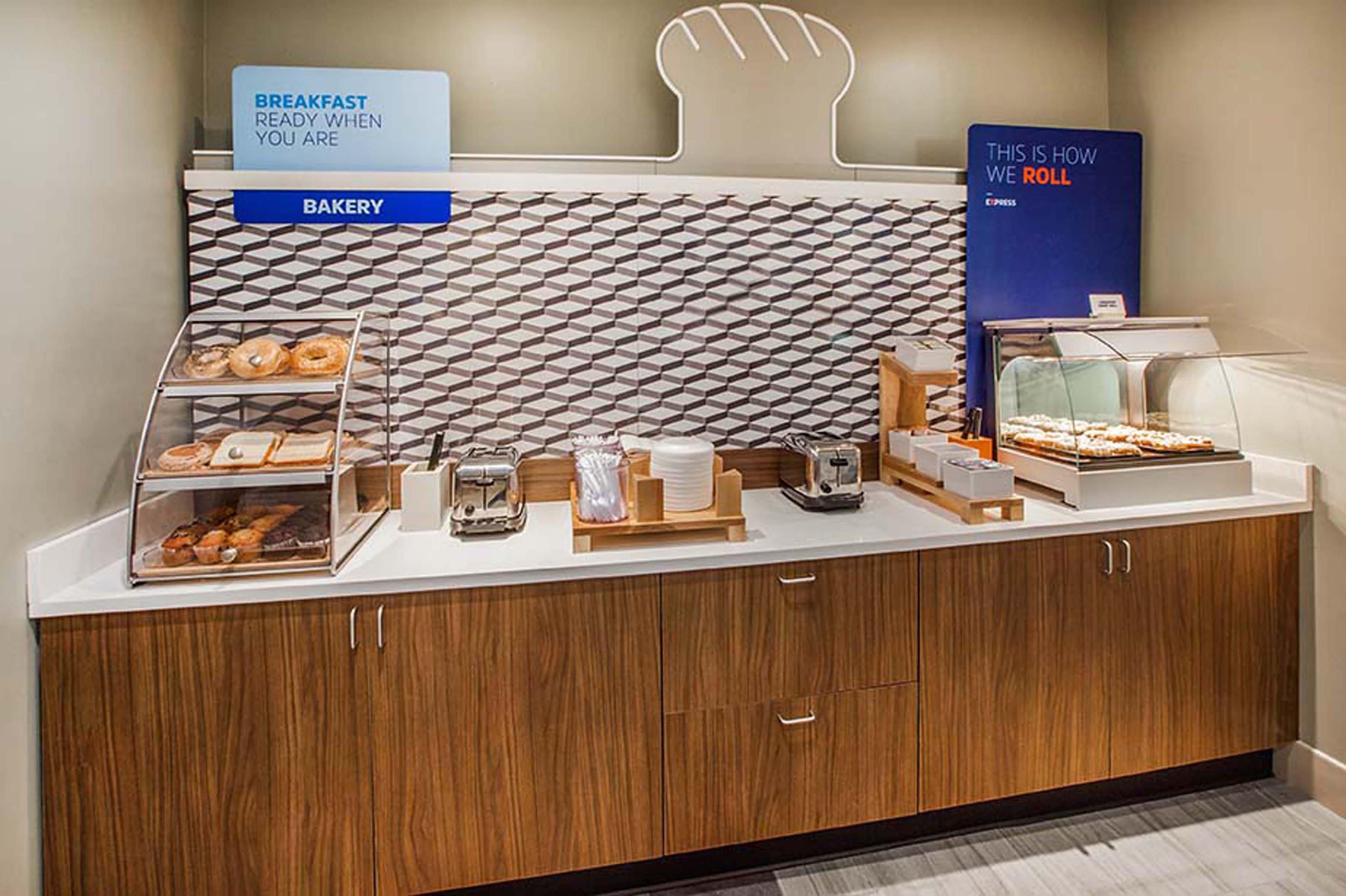 Holiday Inn Express & Suites Columbus At Northlake By Ihg מראה חיצוני תמונה
