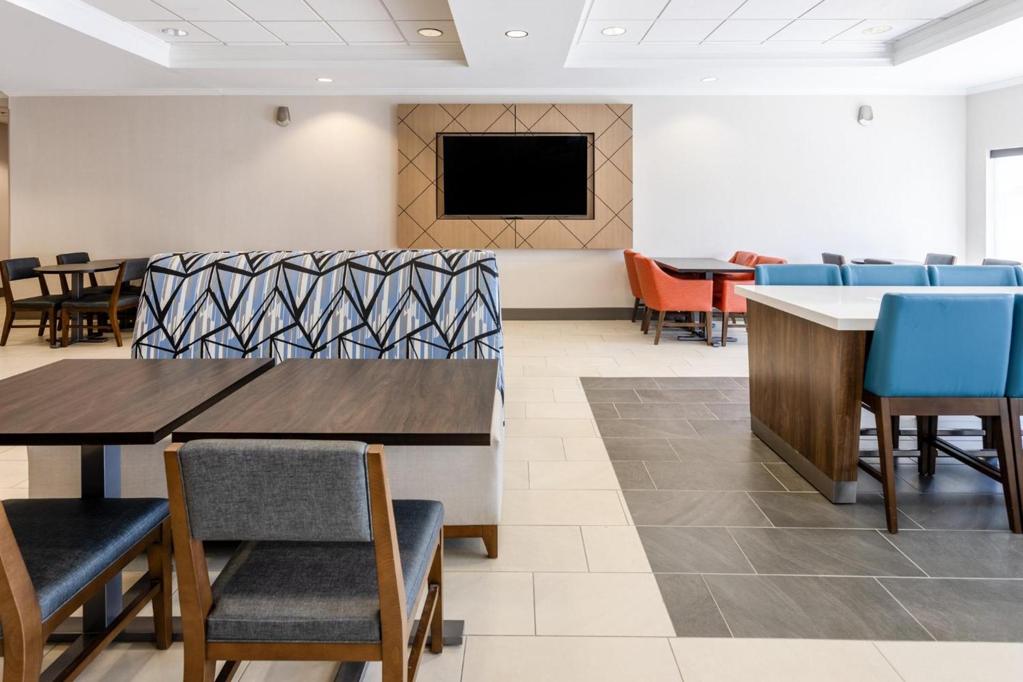 Holiday Inn Express & Suites Columbus At Northlake By Ihg מראה חיצוני תמונה
